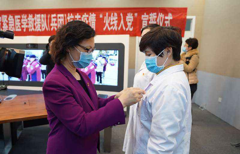 石河子大学第一附属医院：8名一线医护人员火线入党
