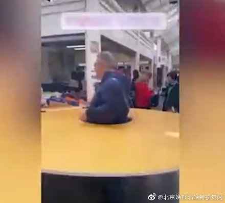 意男子为防病毒套半径1米圆盘出门 ，网友：为什么不戴个口罩？