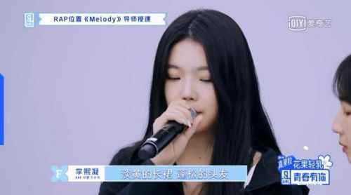 淡黄的长裙蓬松的头发出处是哪里？淡黄的长裙蓬松的头发什么含义