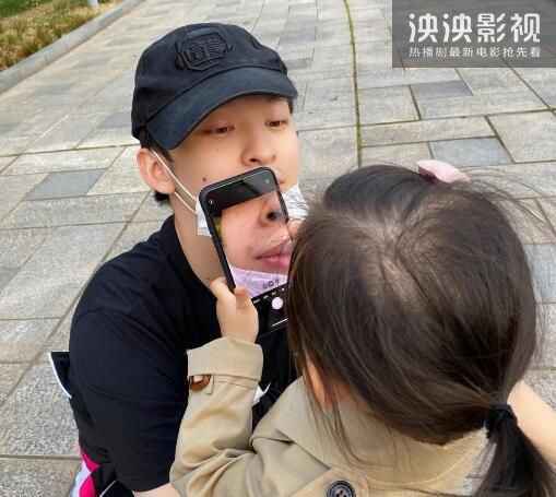 淡黄的长裙蓬松的头发什么梗 董子健用rap给女儿讲故事说了什么