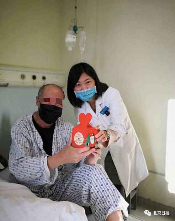 女医生为心脏骤停男子人工呼吸