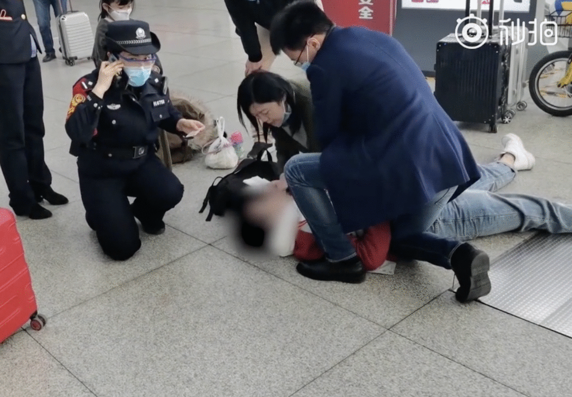 女医生为心脏骤停男子人工呼吸现场图曝光 马瑞个人资料介绍是哪个医院的