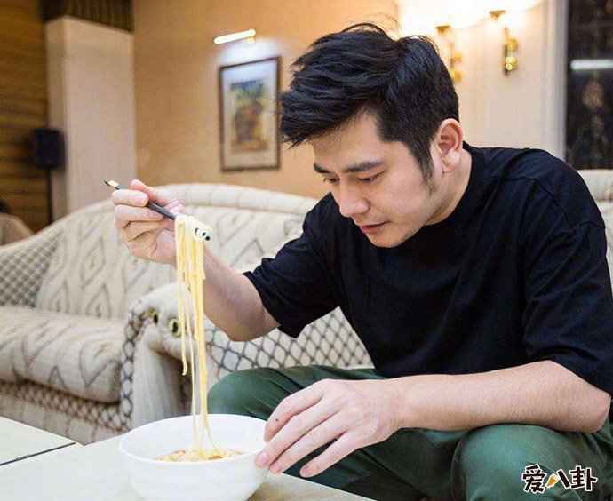 钱枫胖成球 被网友评油腻大叔他的颜值巅峰在什么时候
