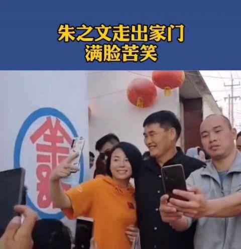 大衣哥被踹门风波后仍被围拍 详细经过曝光令人愤怒朱之文怎么火的