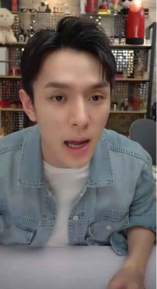 素人面孔！李佳琦没开美颜 精致小哥原来长这样的