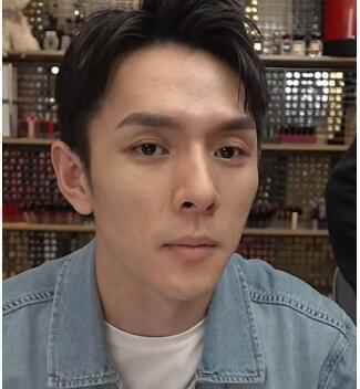 素人面孔！李佳琦没开美颜 精致小哥原来长这样的