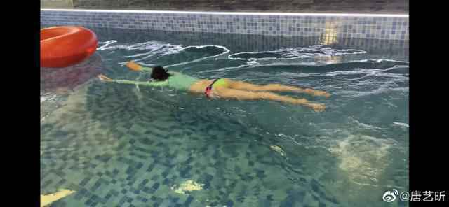 唐艺昕孕期游泳 腰部线条很明显但四肢还是那么纤细