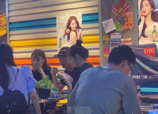 男生学着点！王思聪给新女友喂食 一副霸道总裁范