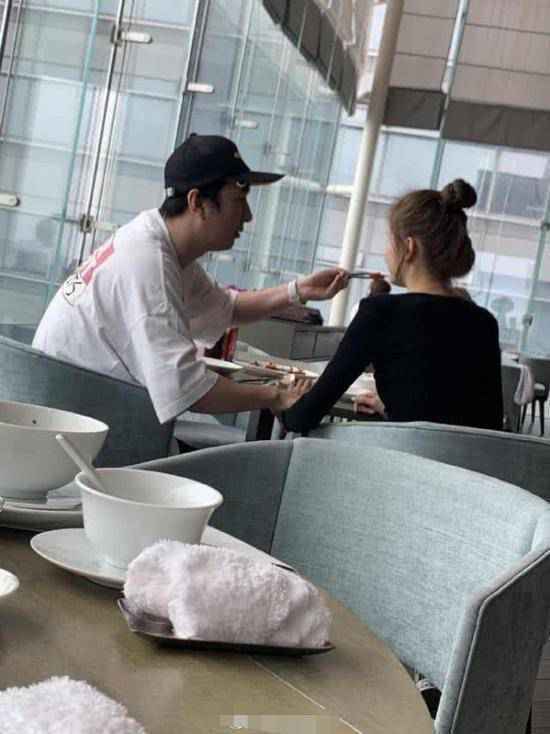 疑似王思聪新女友甜仇曝光 压手喂食 一副霸道总裁范