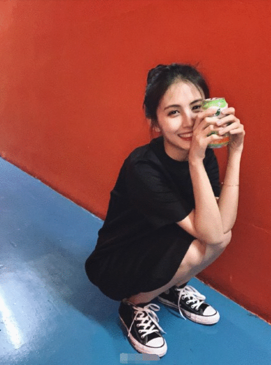 男生学着点！王思聪给新女友喂食 一副霸道总裁范