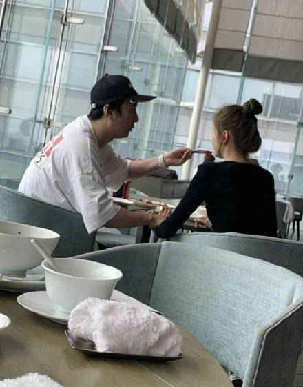 王思聪与新女友甜仇约会，网友：这不是游戏主播蛋蛋解说的前女友吗？
