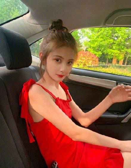 王思聪与新女友甜仇约会，网友：这不是游戏主播蛋蛋解说的前女友吗？