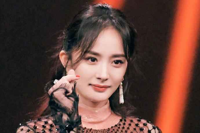 杨幂黑脸扔伞被骂垃圾怎么回事 杨幂为什么黑脸扔伞真实原因揭秘