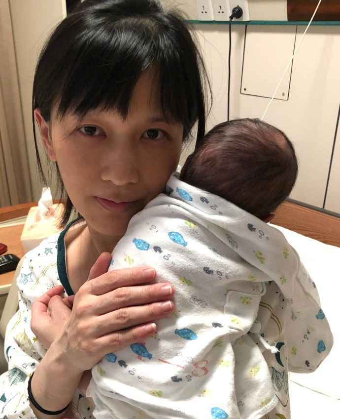 Papi酱孩子随父姓引热议 被吐槽独立女性人设崩塌