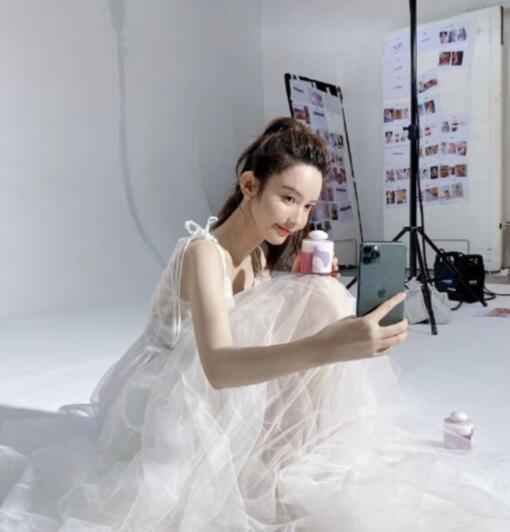 上位成功？ 张大奕晒婚纱照遭网友吐槽：自我感觉良好