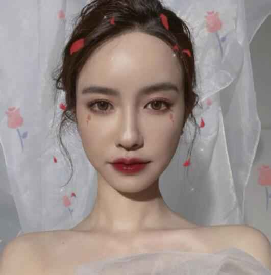 上位成功？ 张大奕晒婚纱照遭网友吐槽：自我感觉良好