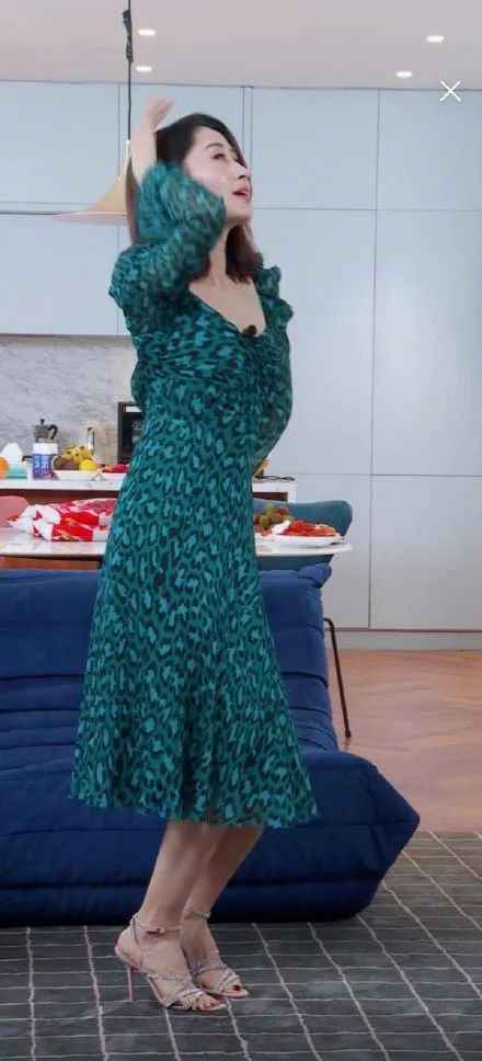 刘敏涛直播跳女团舞视频在线看 穿着绿色豹纹长裙妩媚妖娆网友爆笑连连