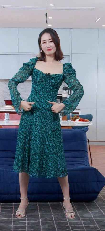 刘敏涛直播跳女团舞视频在线看 穿着绿色豹纹长裙妩媚妖娆网友爆笑连连