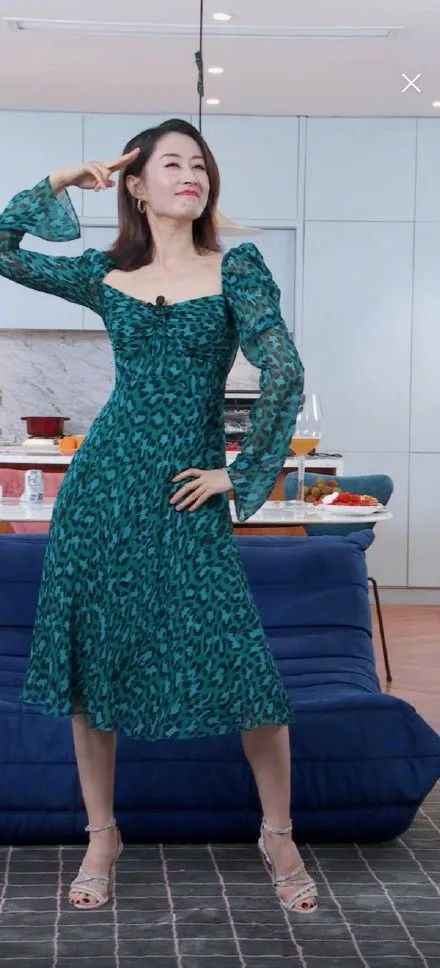 刘敏涛直播跳女团舞视频在线看 穿着绿色豹纹长裙妩媚妖娆网友爆笑连连