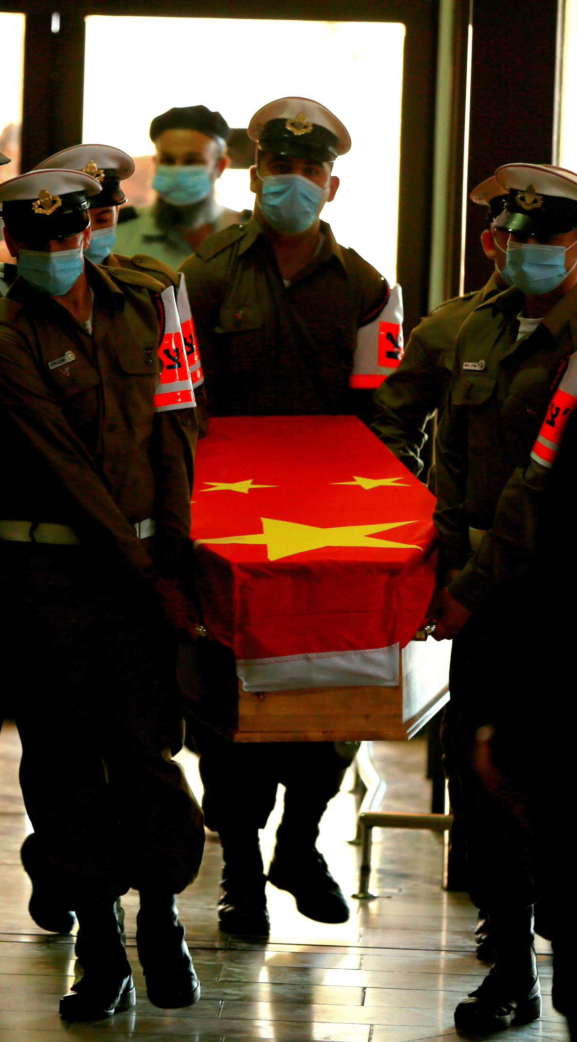 以政府官员和中国驻以外交官向杜伟大使遗体告别
