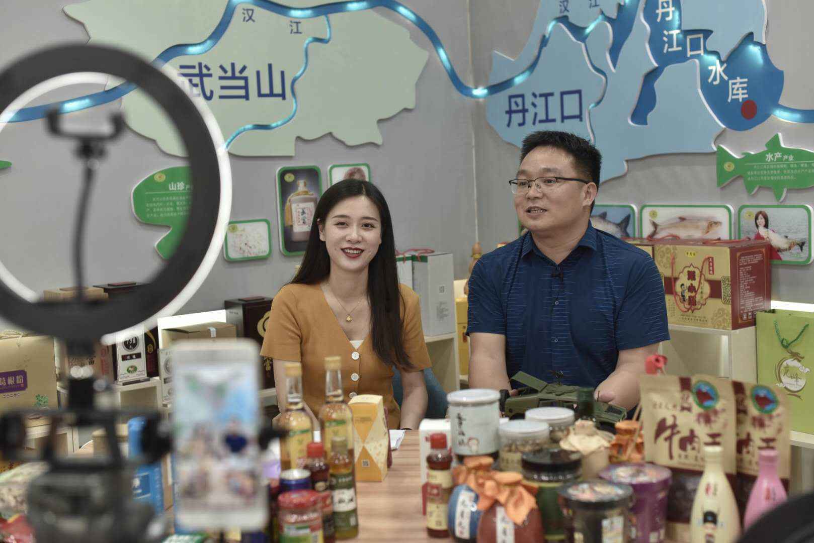 北京挂职干部六县联播扶贫，合力为湖北搭把手