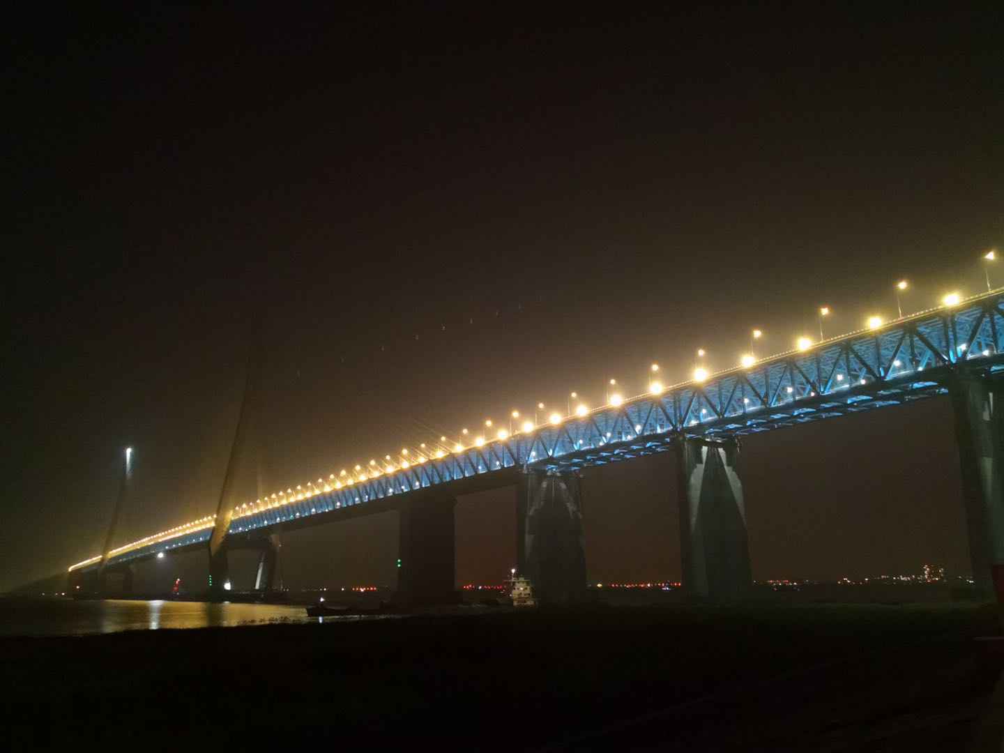 世界首座千米跨度公铁两用斜拉桥开始静载试验