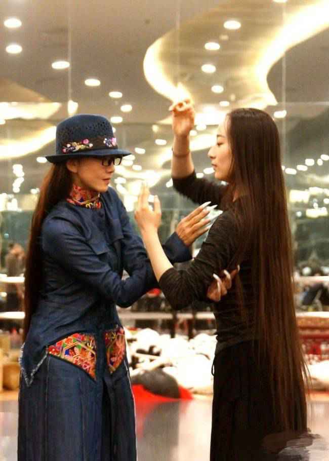杨丽萍徒弟水月婚礼 婚礼现场和同性爱人甜蜜亲吻