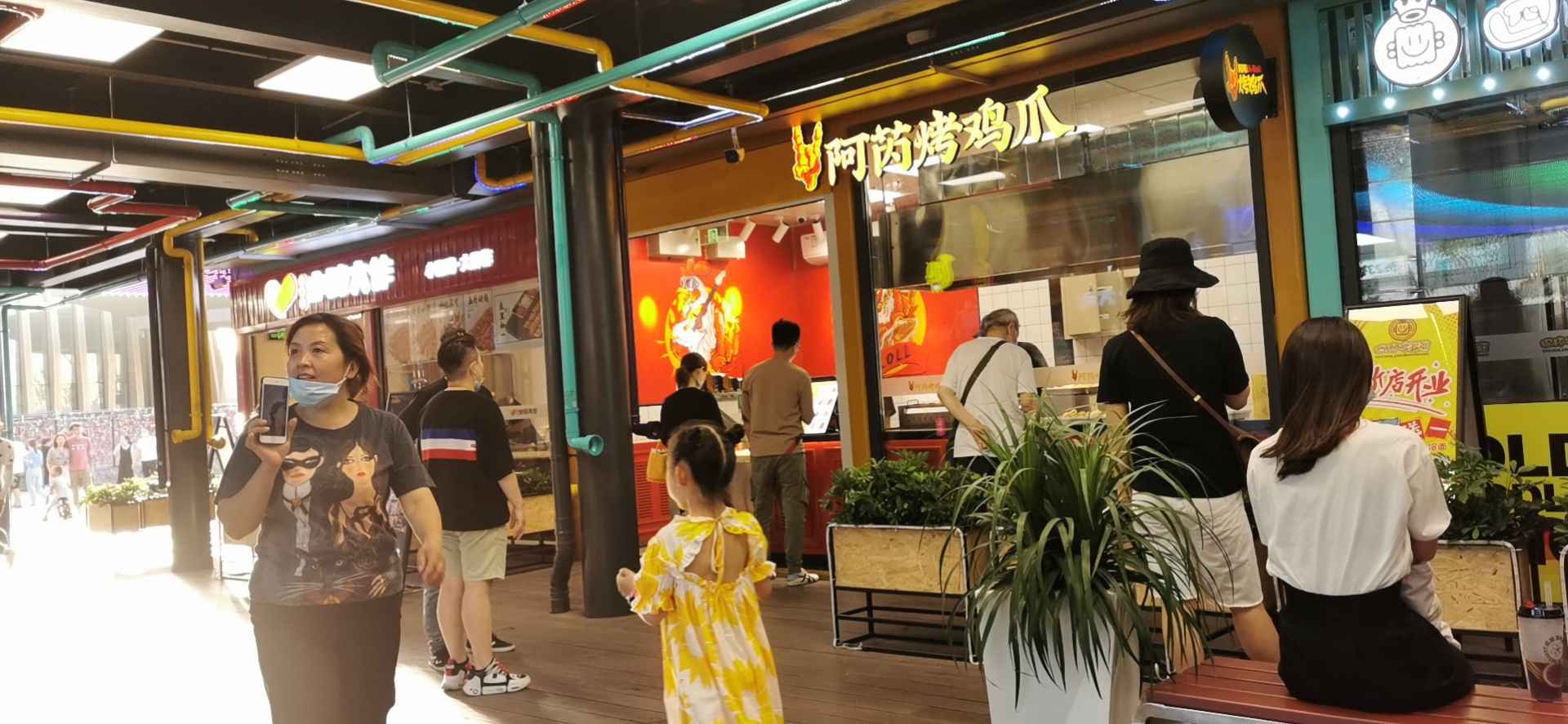 京西夜经济复苏，海淀一站式集装箱“小吃市集”亮相