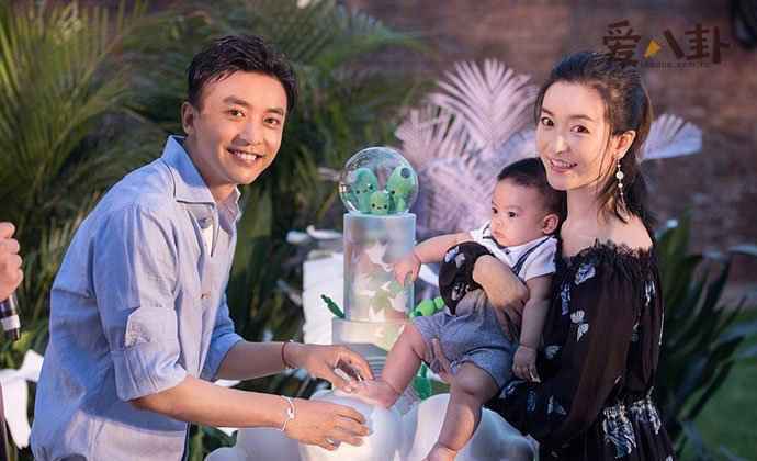 李佳航李晟一家三口照片 李佳航为什么和岳母住一起