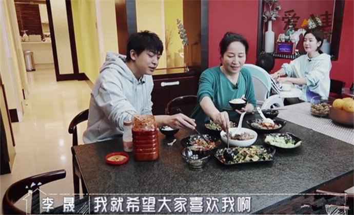 李佳航李晟一家三口照片 李佳航为什么和岳母住一起