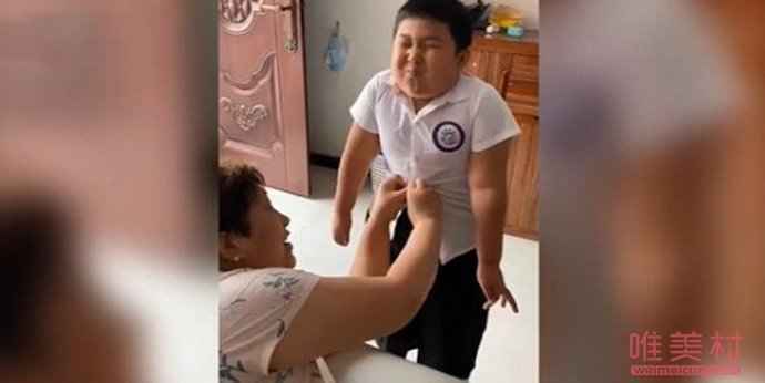 男孩为穿上校服小脸都在使劲 画面曝光小男孩的表情绝了网友笑翻
