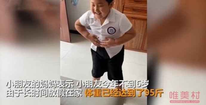 男孩为穿上校服小脸都在使劲 画面曝光小男孩的表情绝了网友笑翻