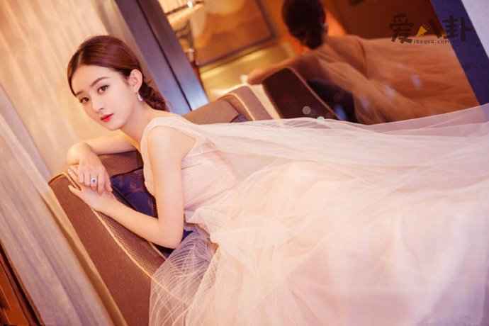 赵丽颖首次带儿子现身什么情况？赵丽颖冯绍峰结婚生子时间