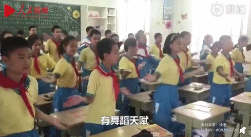 老师带小学生课上跳魔性舞蹈，有这样的老师谁不喜欢呀 