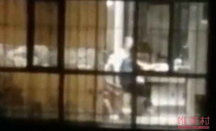 妈妈深夜狂吼式辅导孩子作业什么情况 现场这一幕真是太感慨了