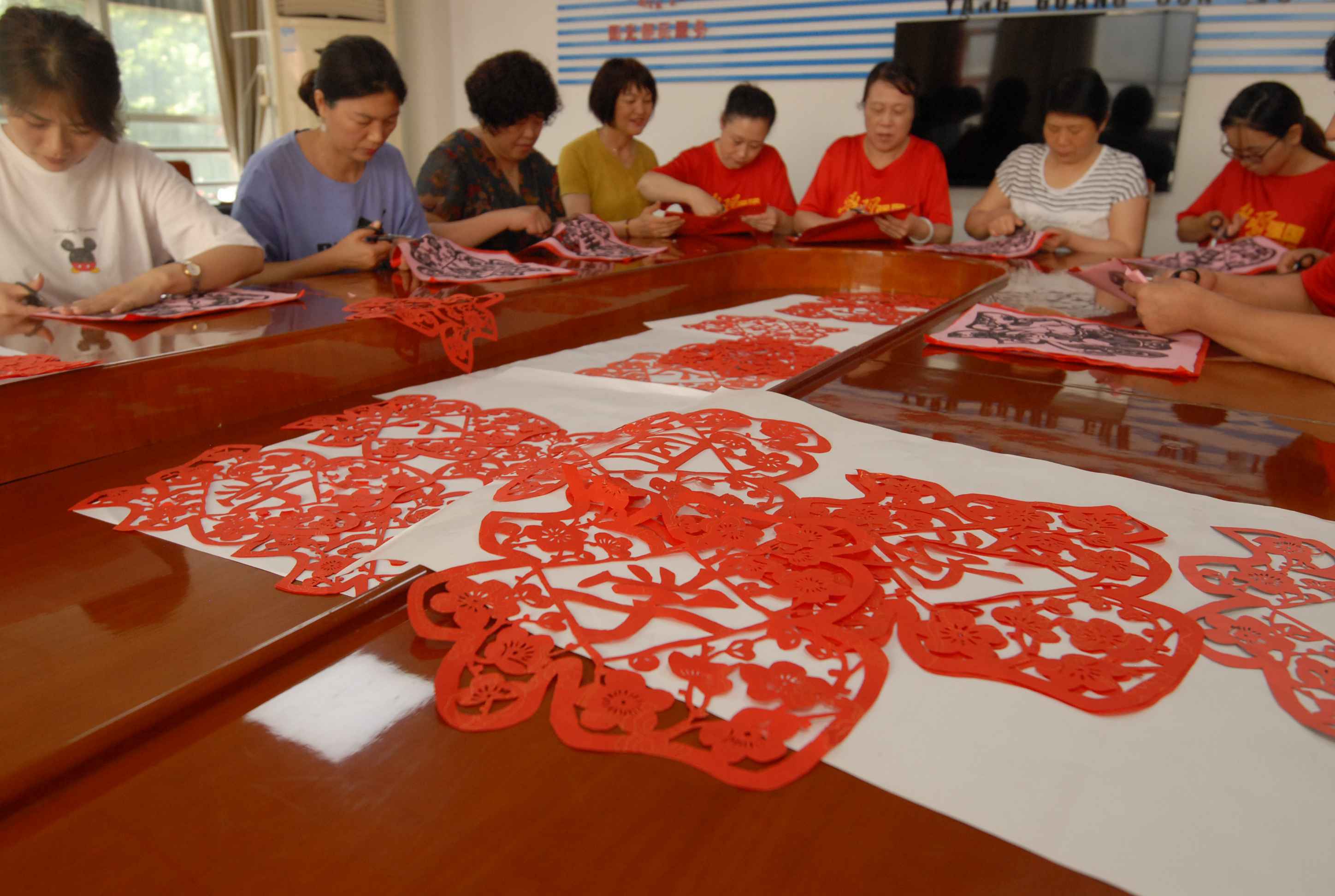 巧手剪纸颂党恩