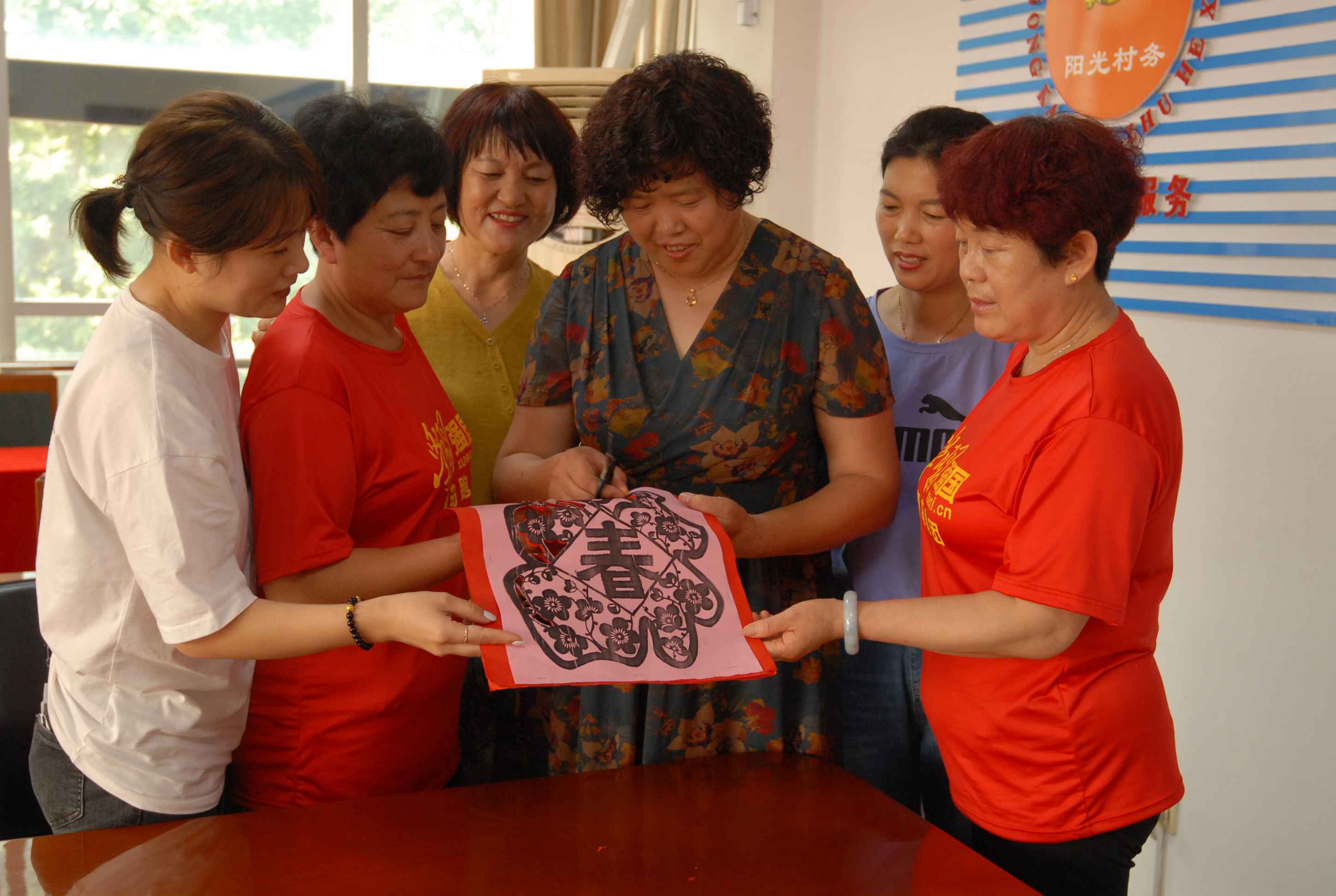 巧手剪纸颂党恩