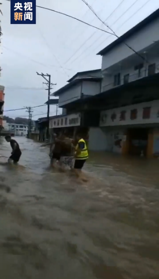 四川荣县启动地质灾害三级响应 现场救援力量紧急转移群众