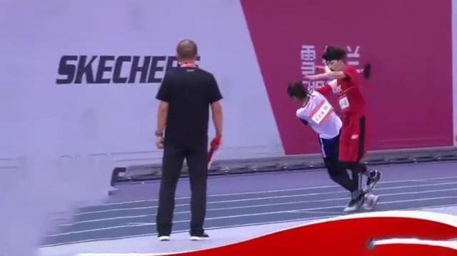 何洛洛回复王艺瑾道歉说了什么？王艺瑾为什么向何洛洛道歉