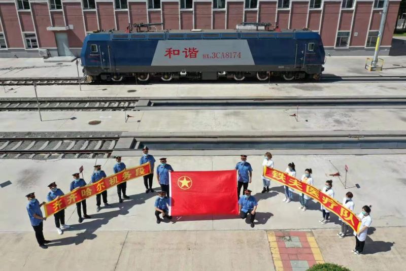 这个七夕，“战疫天使”牵手“铁路英雄”