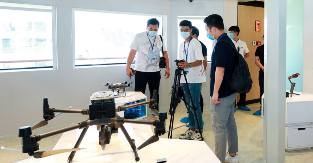 中国首艘电动豪华游船“大湾区一号”展现科技范