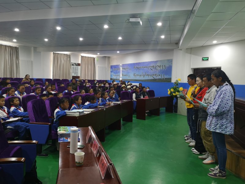 黄河源科考专家为玉树小学生科普水知识