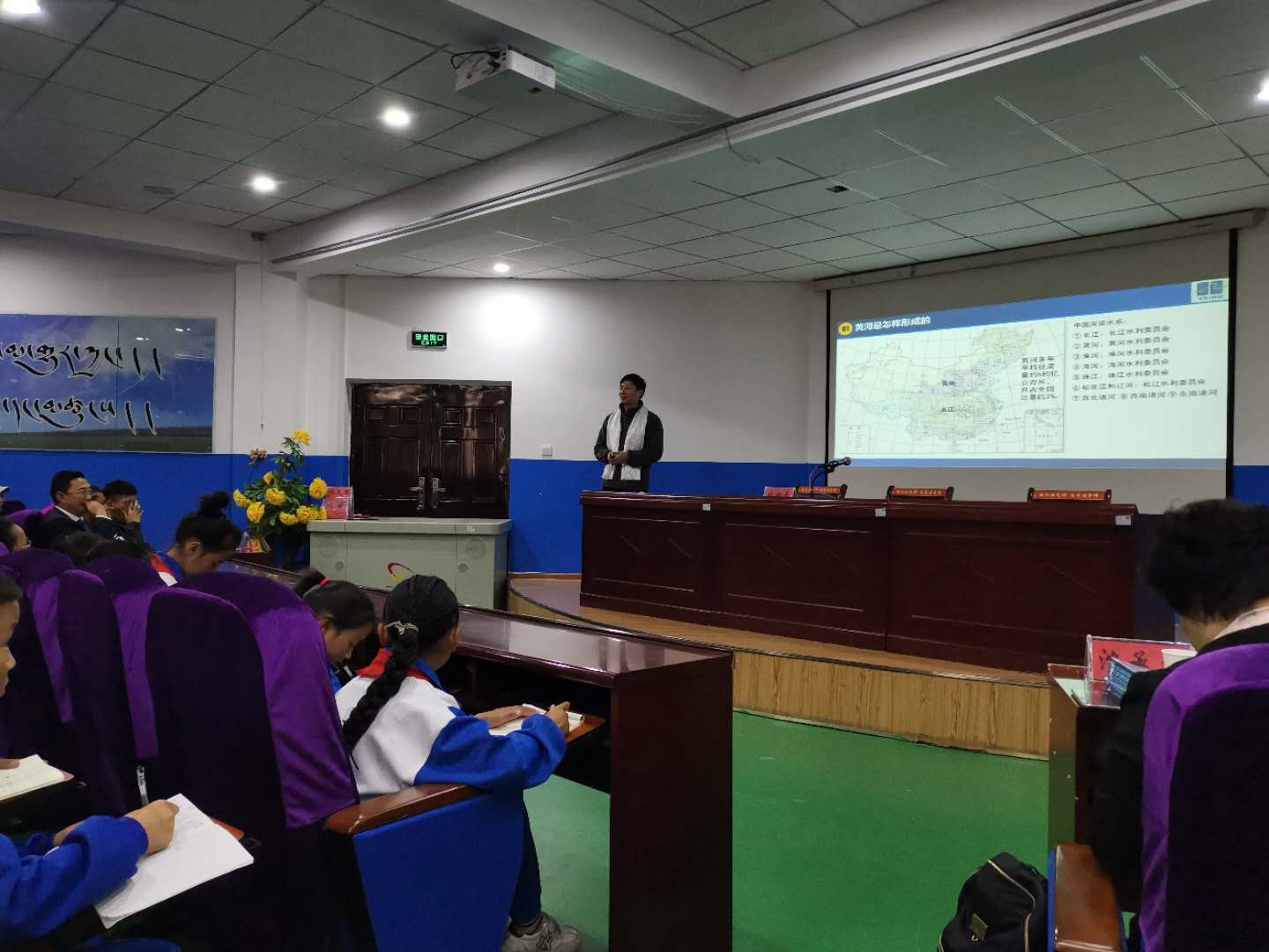 黄河源科考专家为玉树小学生科普水知识