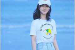 杨紫盐系海边写真,白色T恤棒球帽同款穿搭青春洋溢