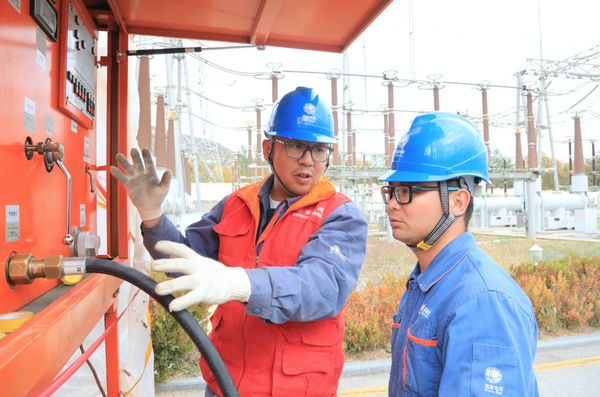 青海首座750千伏变电站断路器迎大修