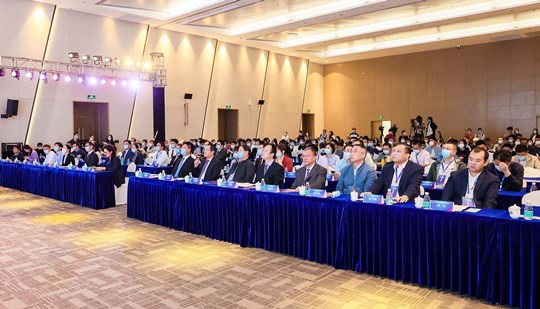 人工智能与数字经济广州高峰论坛举办