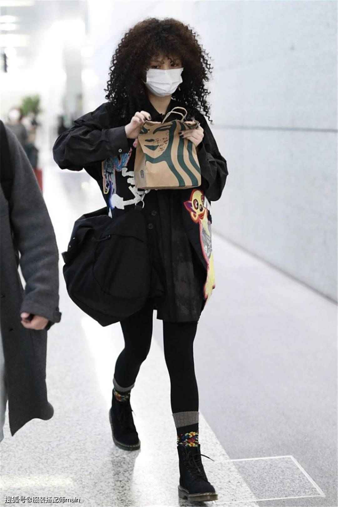 28岁春夏终于换发型,爆炸头配涂鸦外套摩登时髦,双腿笔直像筷子