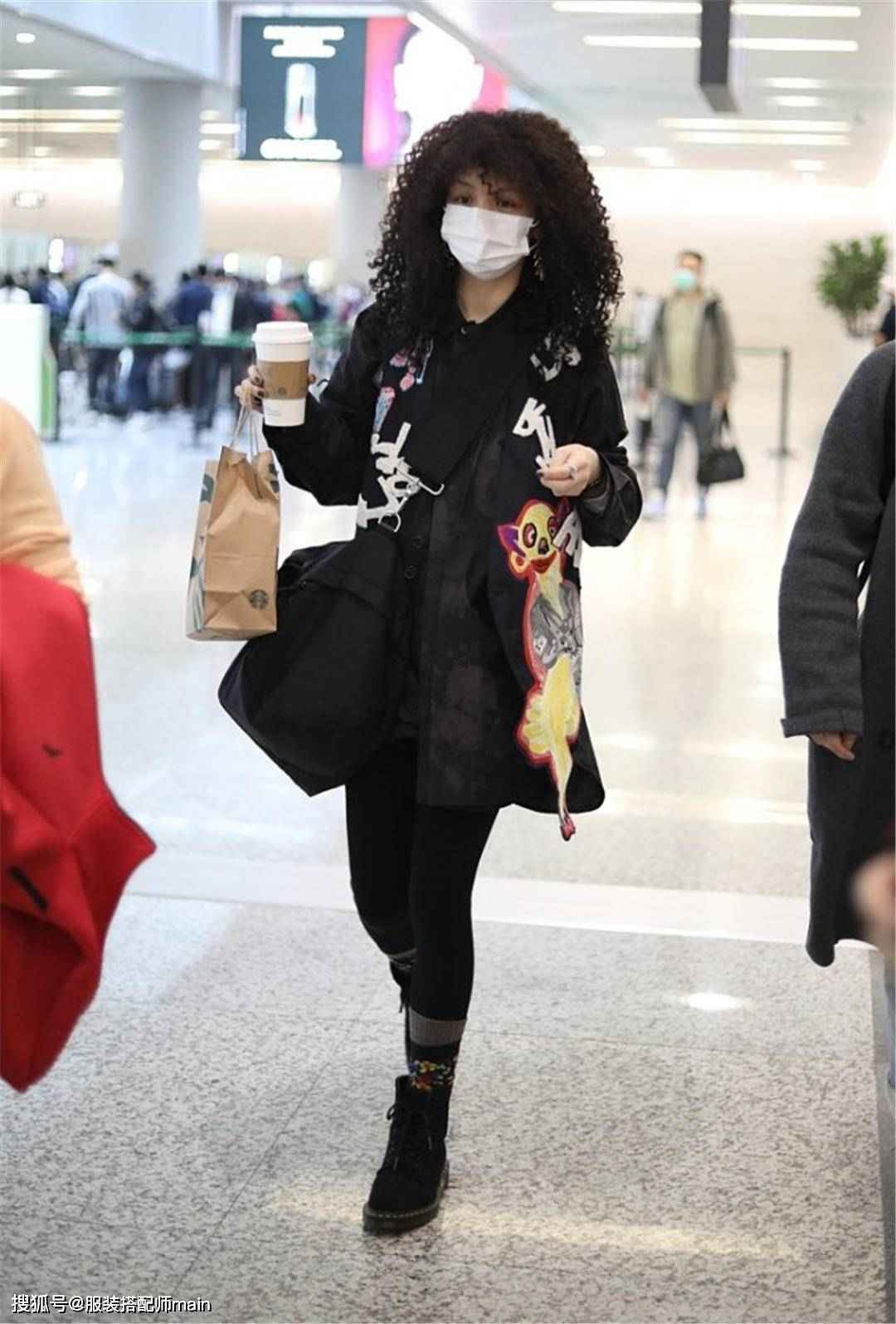 28岁春夏终于换发型,爆炸头配涂鸦外套摩登时髦,双腿笔直像筷子