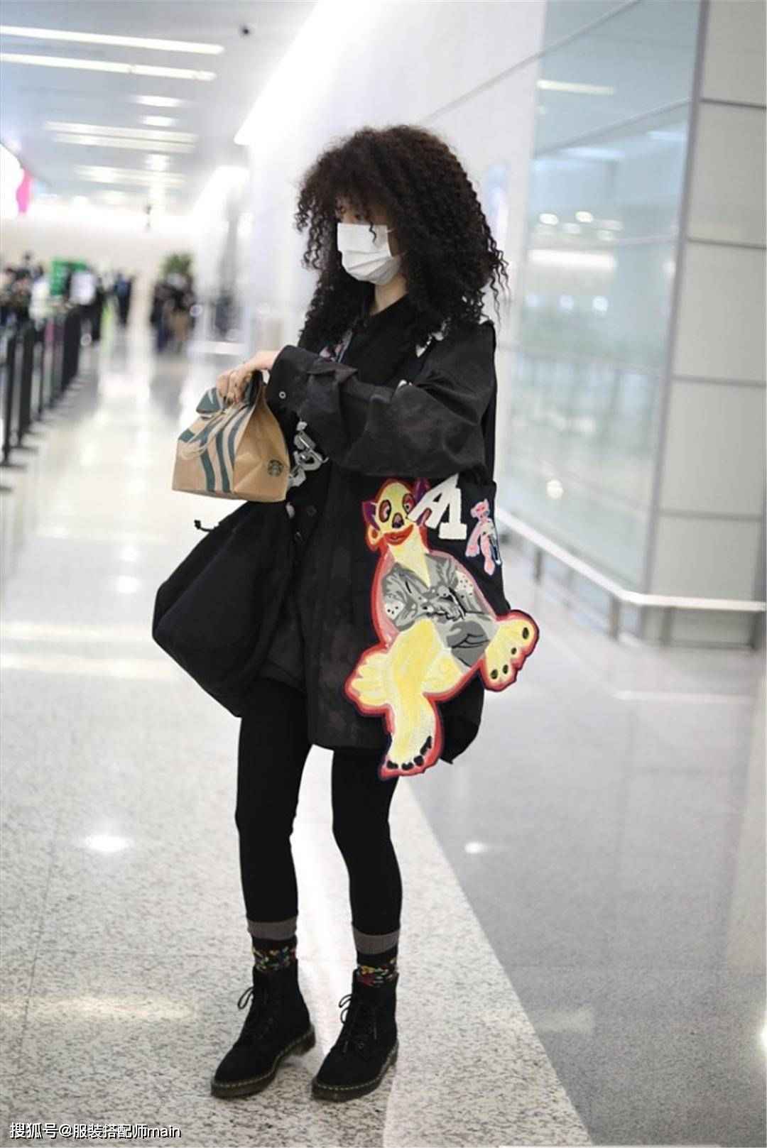 28岁春夏终于换发型,爆炸头配涂鸦外套摩登时髦,双腿笔直像筷子