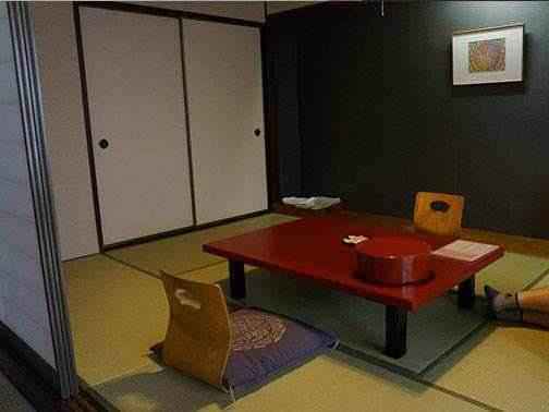 日本礼仪讲究进门要先脱鞋,为啥不担心脚臭?答案让游客哭笑不得